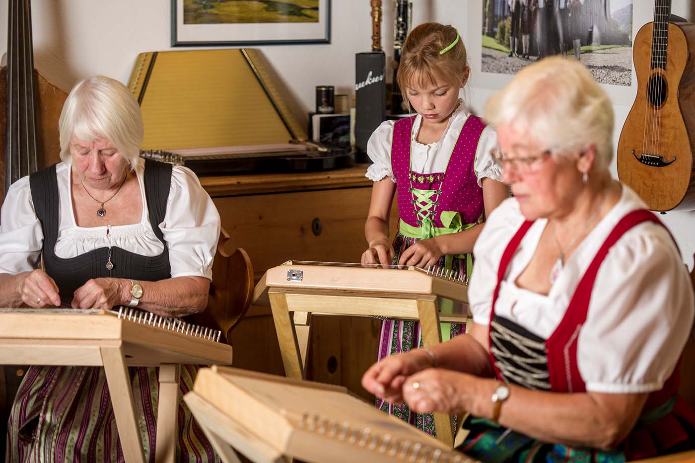 Jung und alt haben ein schnelles Erfolgserlebnis beim Lernen und Spielen des Instruments